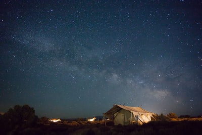 星夜下棕色的帐篷
